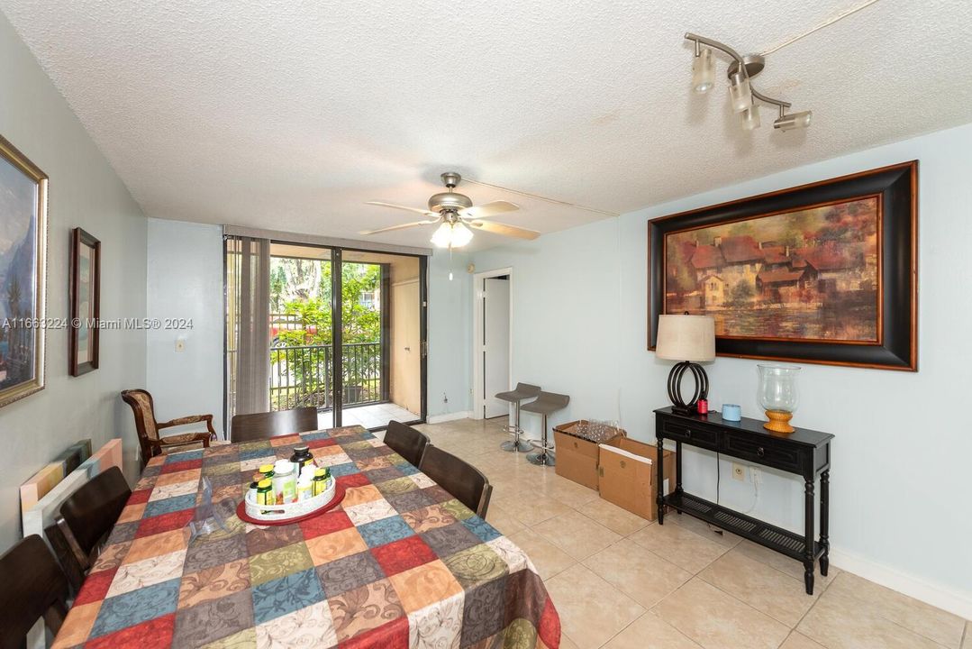 For Sale: $300,000 (2 beds, 2 baths, 906 Square Feet)