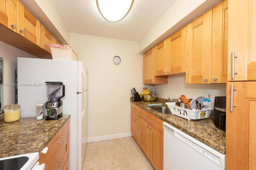 For Sale: $300,000 (2 beds, 2 baths, 906 Square Feet)