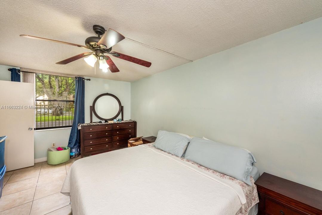 For Sale: $300,000 (2 beds, 2 baths, 906 Square Feet)