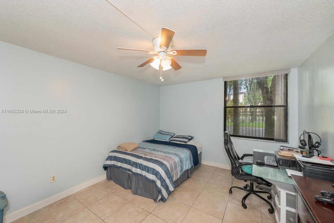 For Sale: $300,000 (2 beds, 2 baths, 906 Square Feet)