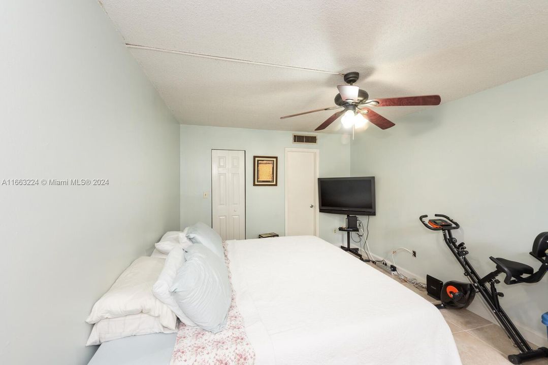 For Sale: $300,000 (2 beds, 2 baths, 906 Square Feet)