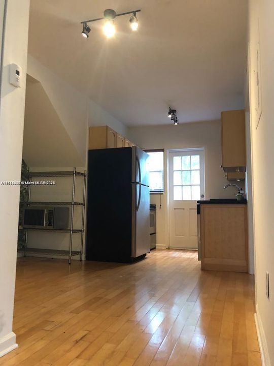 For Sale: $265,000 (1 beds, 1 baths, 675 Square Feet)