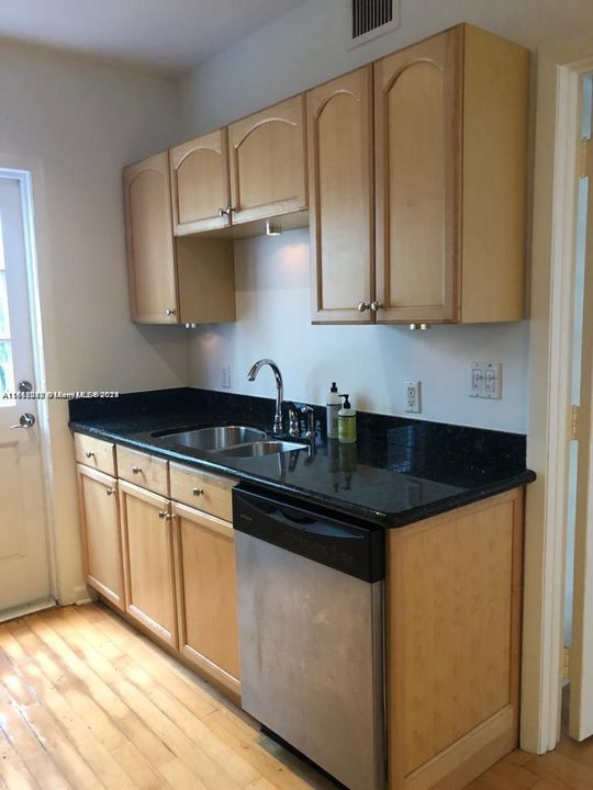 For Sale: $265,000 (1 beds, 1 baths, 675 Square Feet)