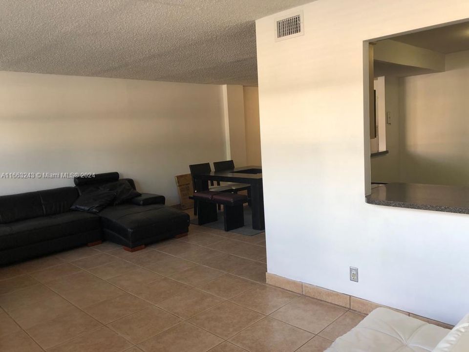 For Rent: $2,500 (1 beds, 1 baths, 1100 Square Feet)