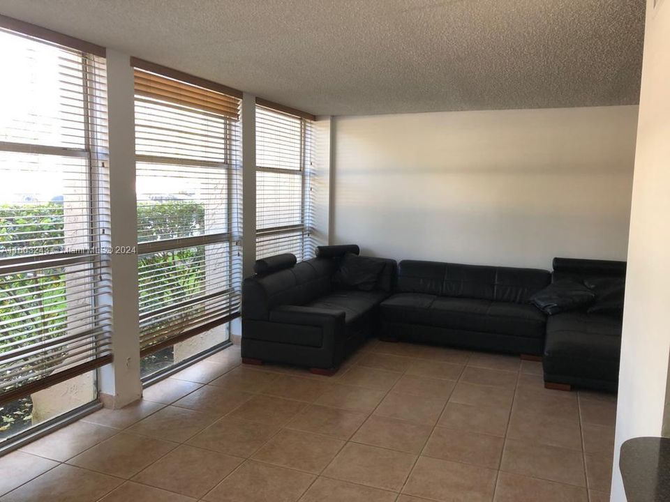 For Rent: $2,500 (1 beds, 1 baths, 1100 Square Feet)