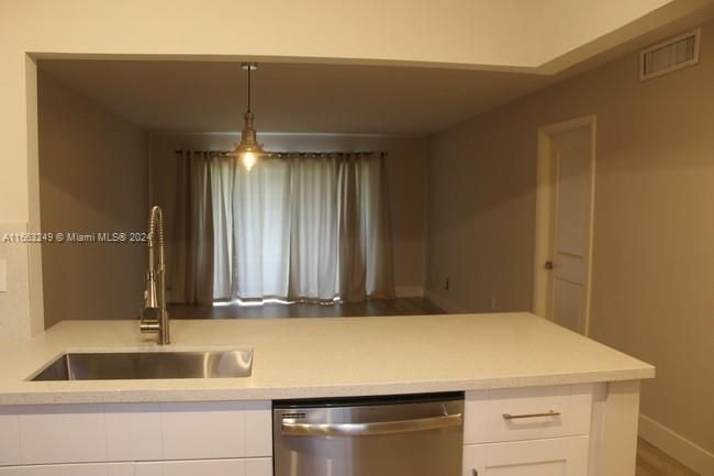 For Rent: $1,900 (1 beds, 1 baths, 712 Square Feet)