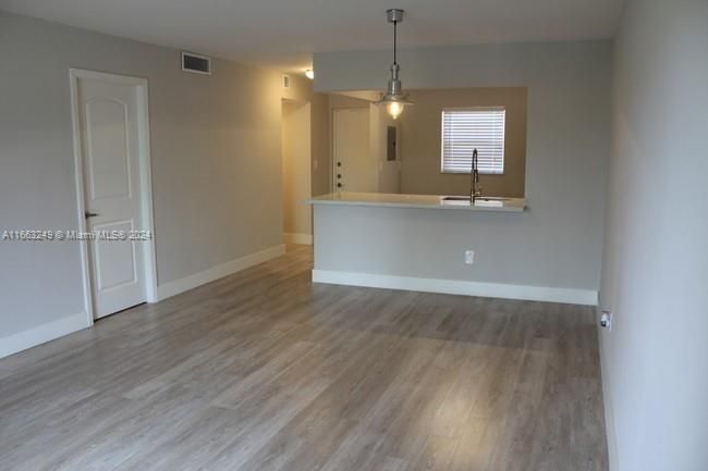 For Rent: $1,900 (1 beds, 1 baths, 712 Square Feet)