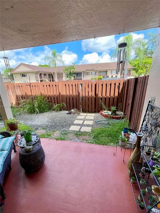 For Sale: $240,000 (1 beds, 1 baths, 736 Square Feet)