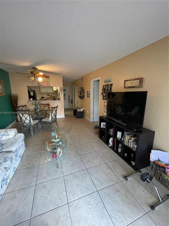 For Sale: $240,000 (1 beds, 1 baths, 736 Square Feet)