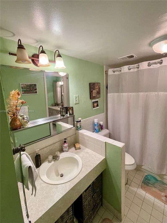 For Sale: $240,000 (1 beds, 1 baths, 736 Square Feet)