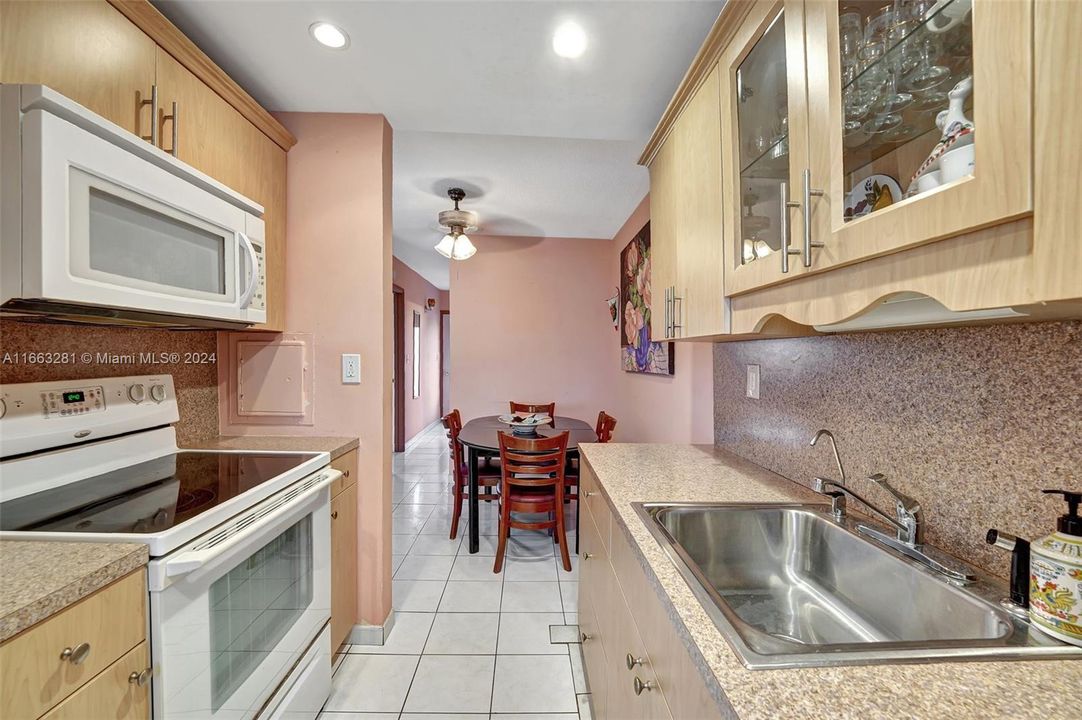 For Sale: $79,900 (1 beds, 1 baths, 688 Square Feet)