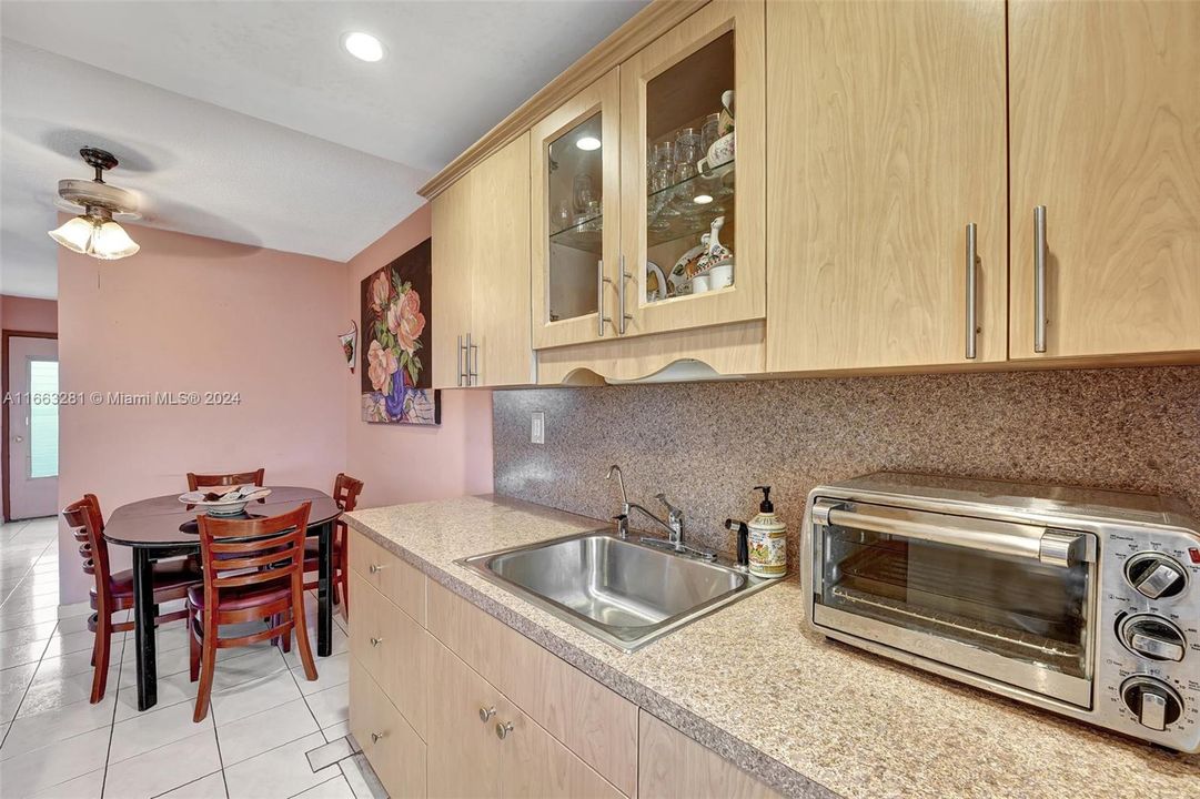 For Sale: $79,900 (1 beds, 1 baths, 688 Square Feet)