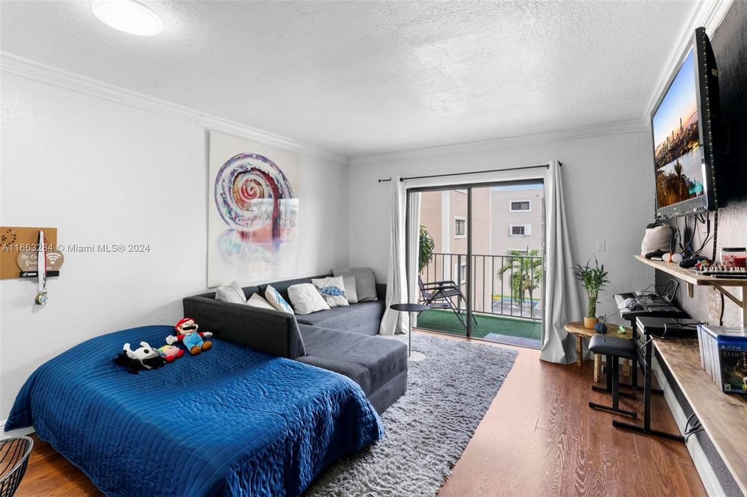 For Sale: $350,000 (2 beds, 2 baths, 986 Square Feet)