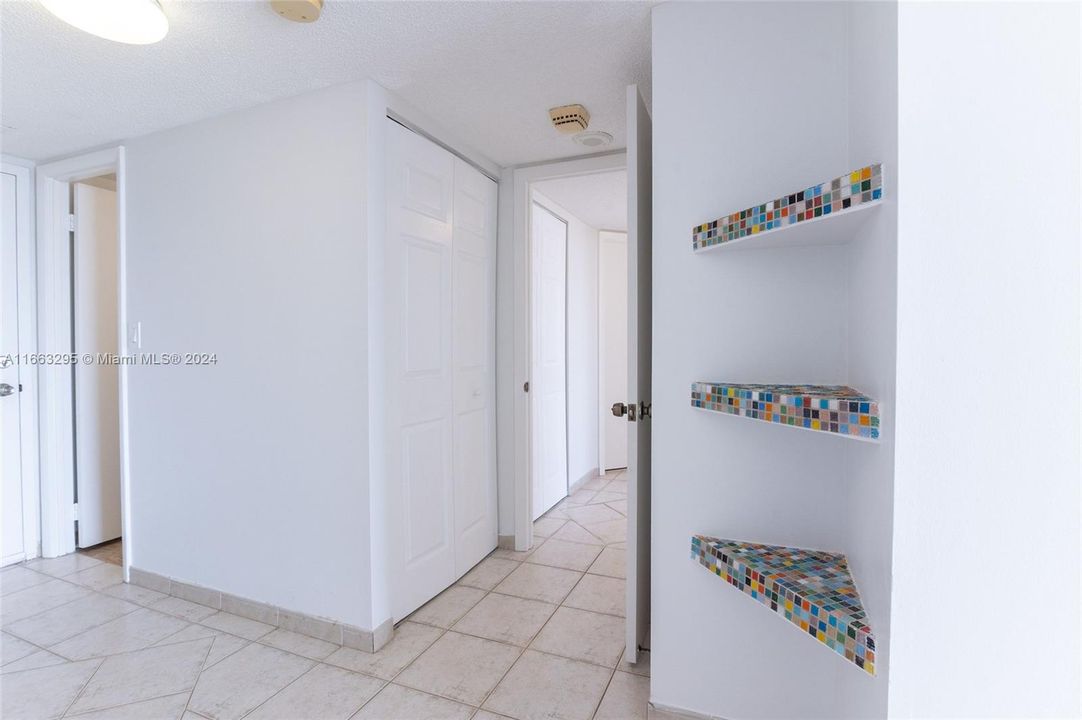 For Sale: $230,000 (1 beds, 1 baths, 766 Square Feet)