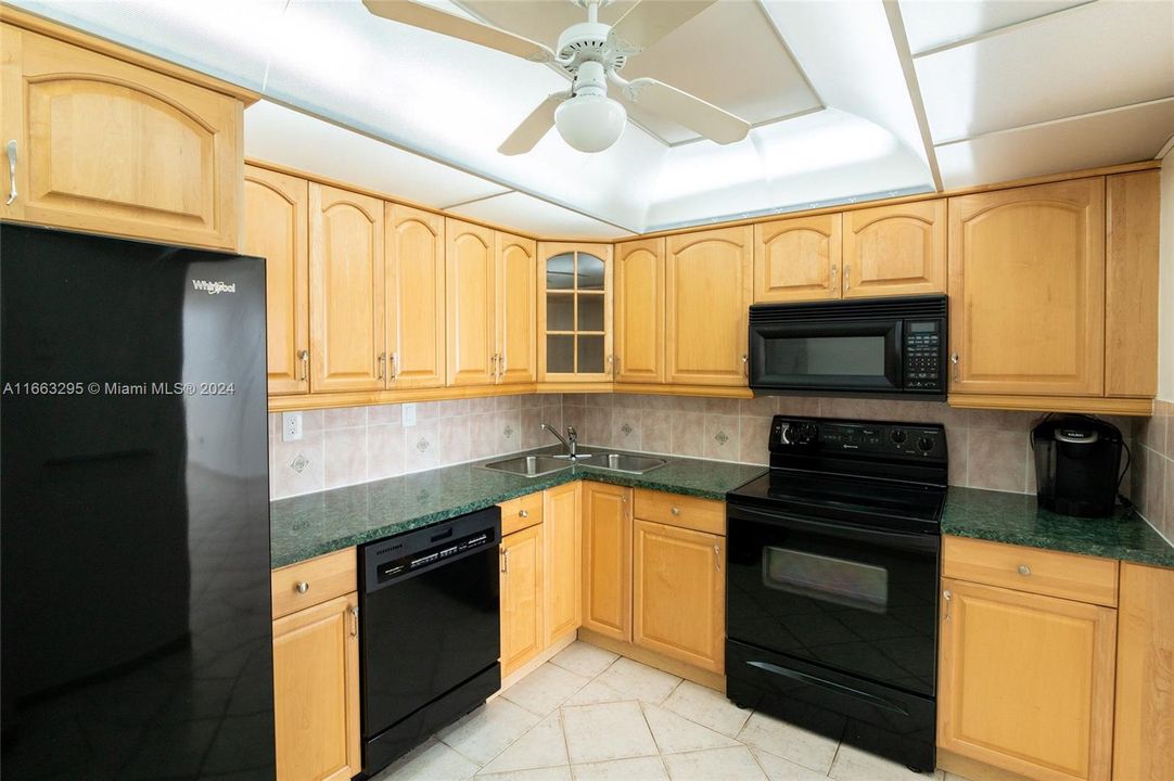 For Sale: $230,000 (1 beds, 1 baths, 766 Square Feet)