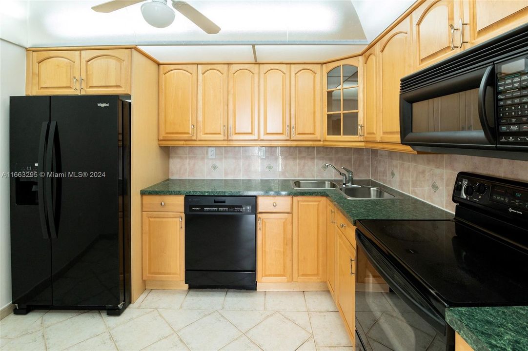 For Sale: $230,000 (1 beds, 1 baths, 766 Square Feet)