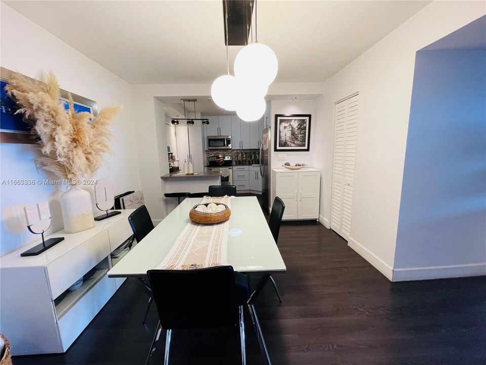 For Rent: $2,850 (1 beds, 1 baths, 960 Square Feet)