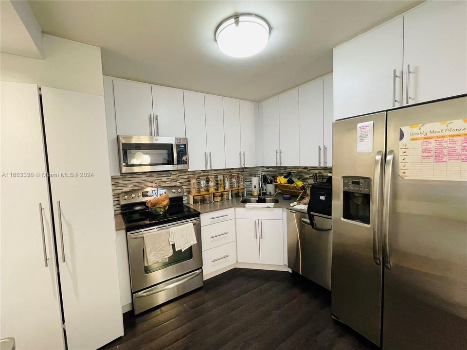 For Rent: $2,850 (1 beds, 1 baths, 960 Square Feet)