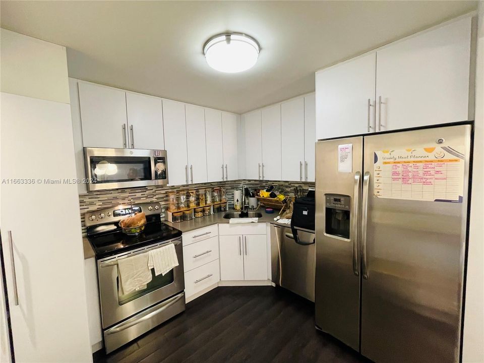 For Rent: $2,850 (1 beds, 1 baths, 960 Square Feet)