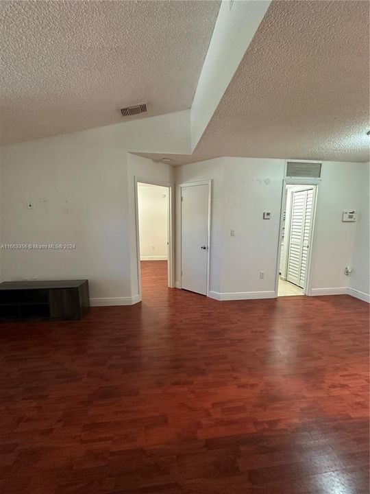 Active With Contract: $1,750 (1 beds, 1 baths, 647 Square Feet)