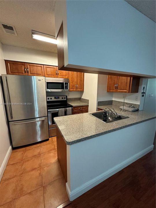 Active With Contract: $1,750 (1 beds, 1 baths, 647 Square Feet)