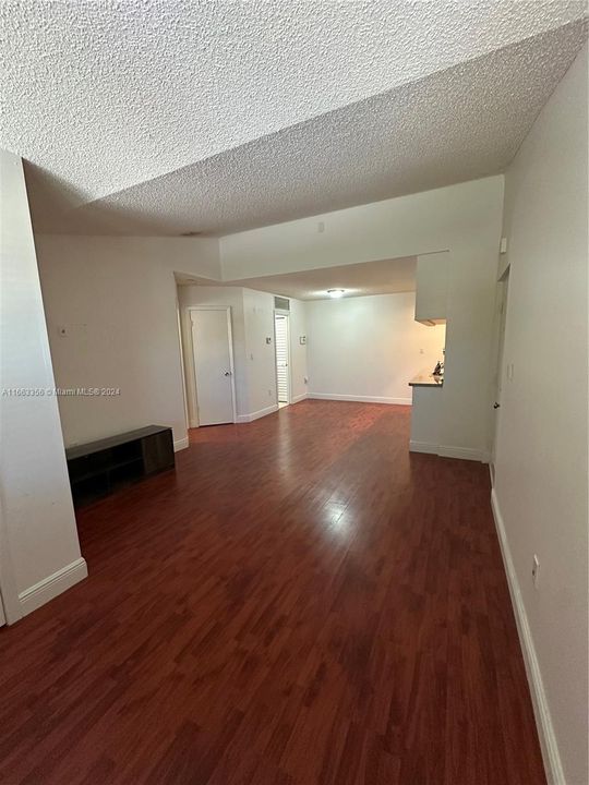 Active With Contract: $1,750 (1 beds, 1 baths, 647 Square Feet)