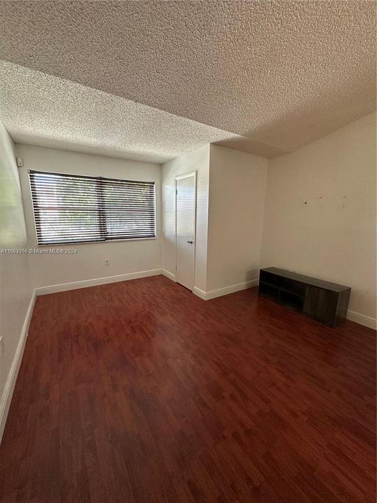 Active With Contract: $1,750 (1 beds, 1 baths, 647 Square Feet)