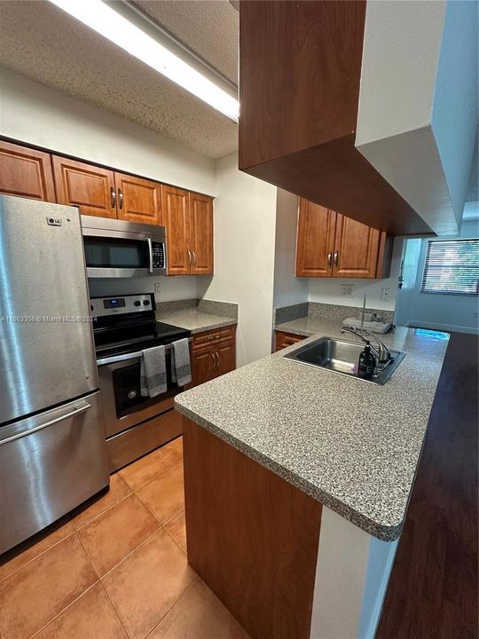 Active With Contract: $1,750 (1 beds, 1 baths, 647 Square Feet)