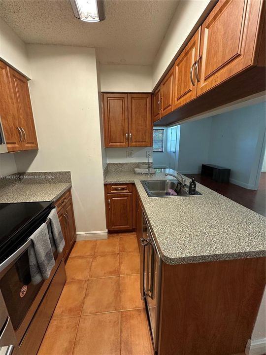 Active With Contract: $1,750 (1 beds, 1 baths, 647 Square Feet)