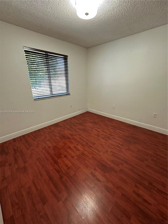 Active With Contract: $1,750 (1 beds, 1 baths, 647 Square Feet)