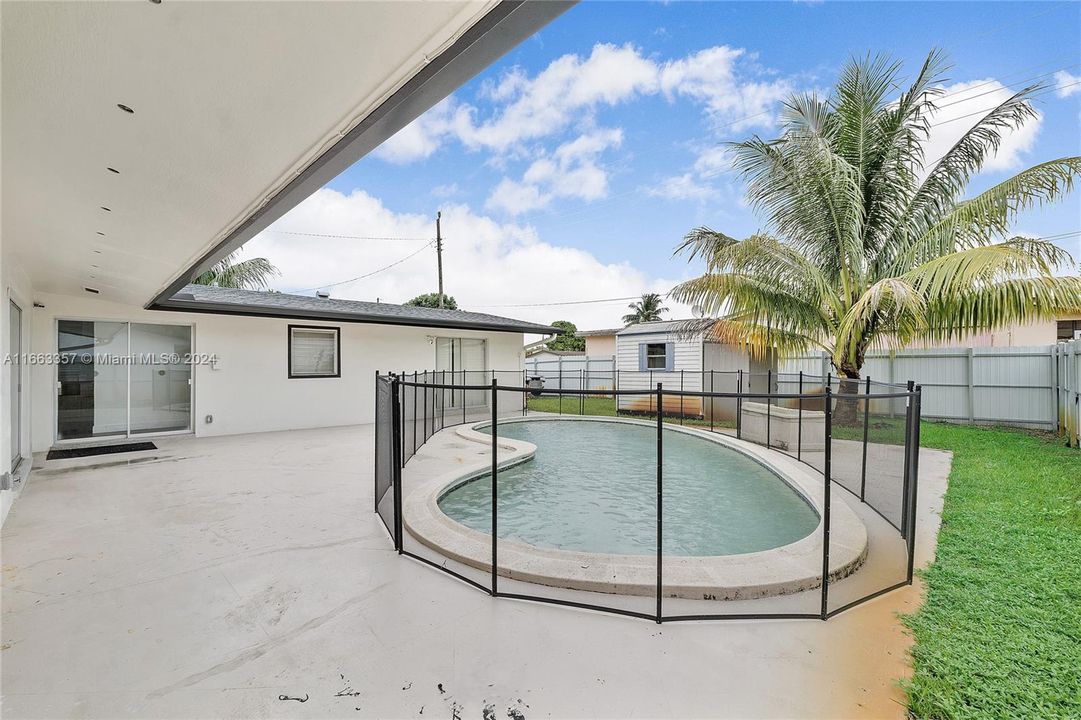 Active With Contract: $3,500 (3 beds, 2 baths, 1328 Square Feet)