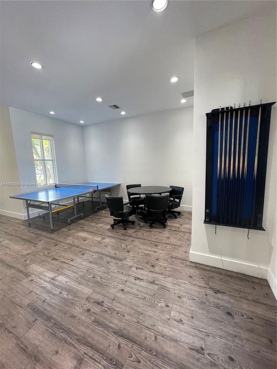 Active With Contract: $2,100 (1 beds, 1 baths, 743 Square Feet)