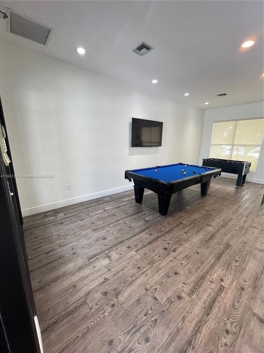 Active With Contract: $2,100 (1 beds, 1 baths, 743 Square Feet)