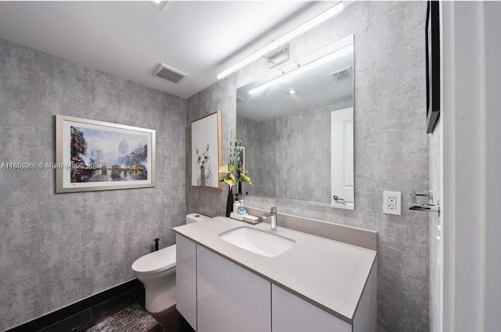 For Sale: $545,000 (1 beds, 1 baths, 865 Square Feet)