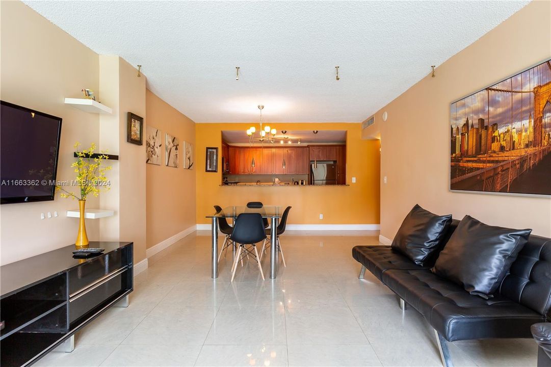 For Sale: $426,000 (1 beds, 1 baths, 1005 Square Feet)