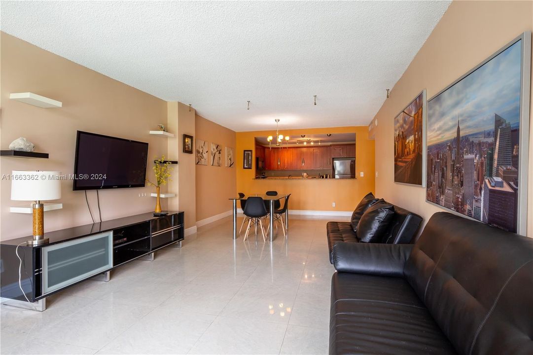 For Sale: $426,000 (1 beds, 1 baths, 1005 Square Feet)