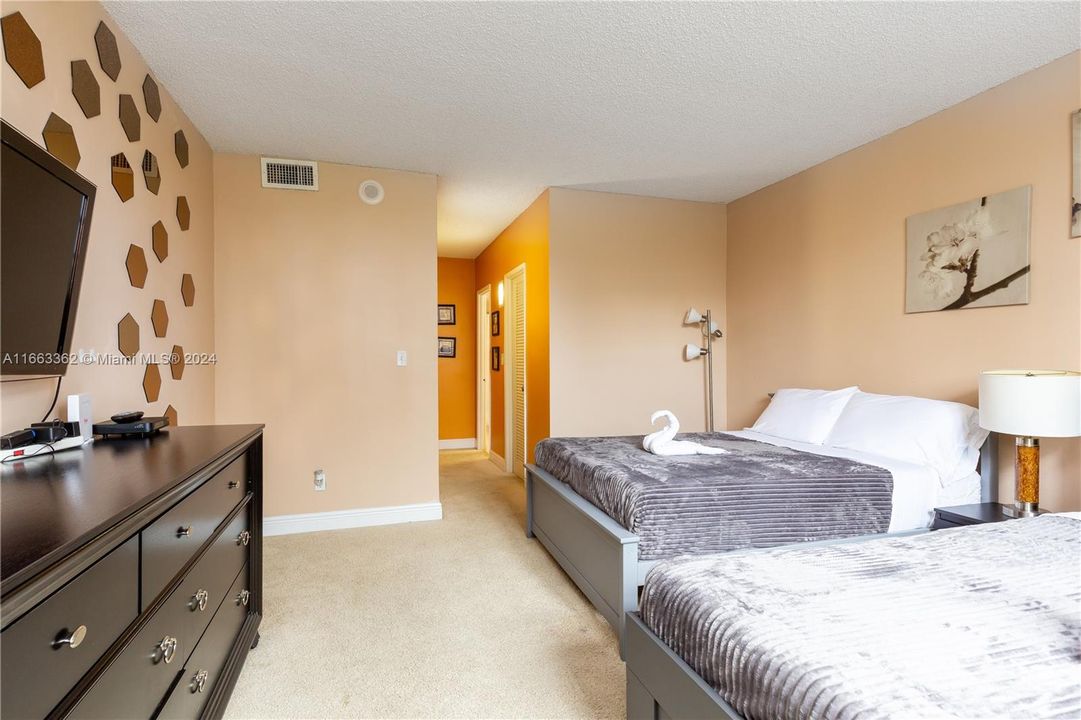 For Sale: $426,000 (1 beds, 1 baths, 1005 Square Feet)