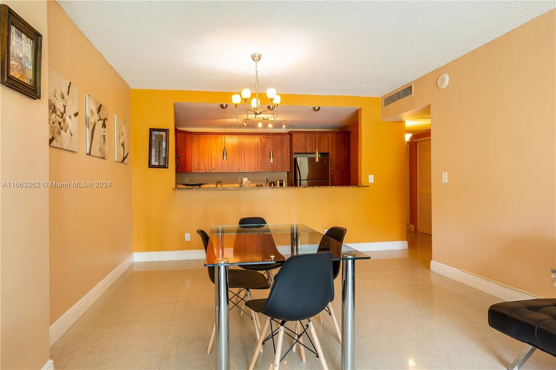 For Sale: $426,000 (1 beds, 1 baths, 1005 Square Feet)