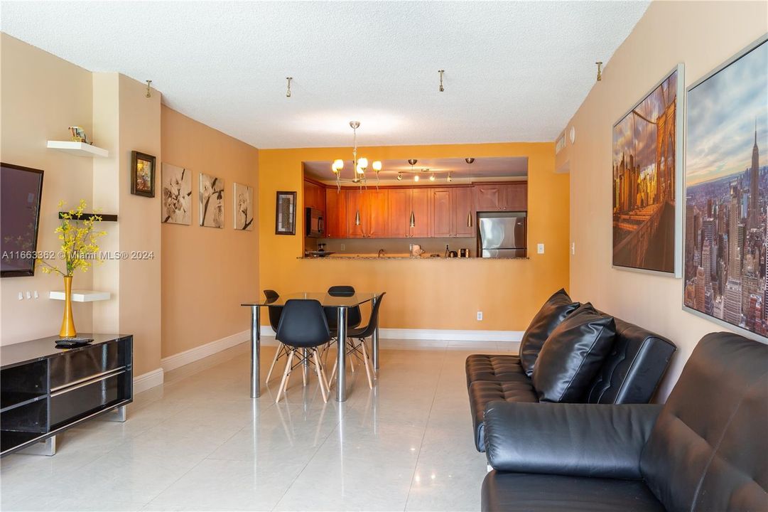 For Sale: $426,000 (1 beds, 1 baths, 1005 Square Feet)