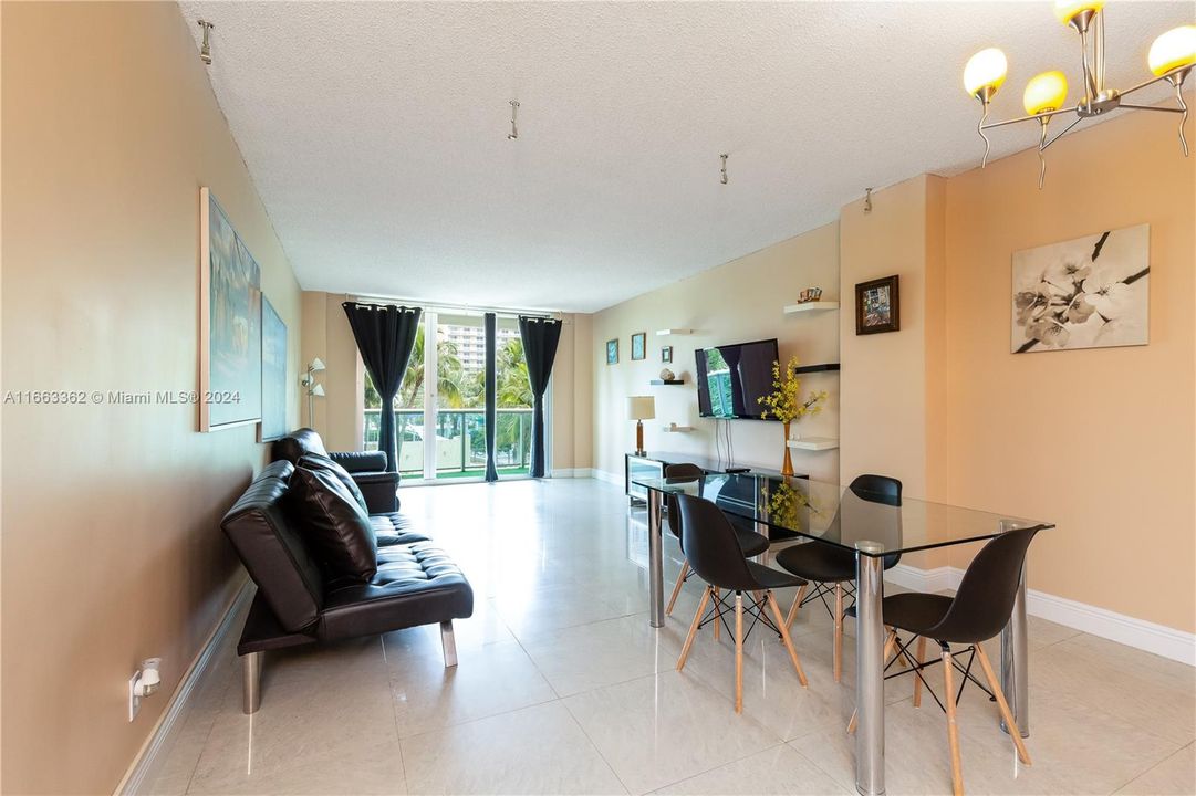 For Sale: $426,000 (1 beds, 1 baths, 1005 Square Feet)