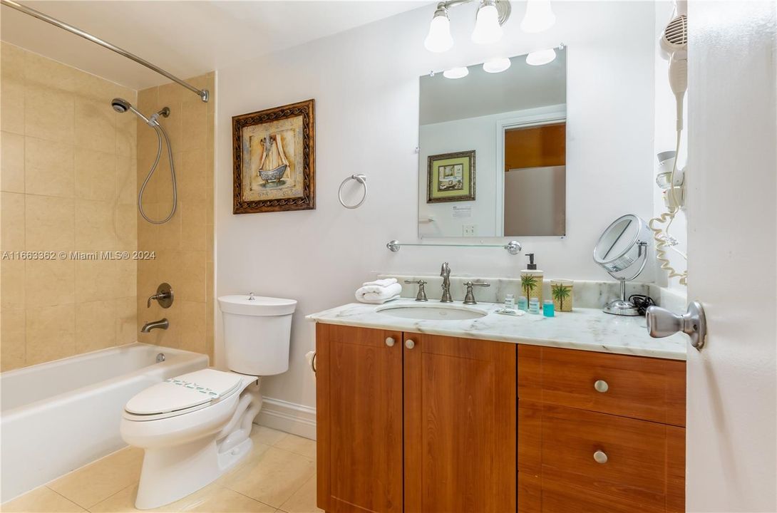 For Sale: $426,000 (1 beds, 1 baths, 1005 Square Feet)