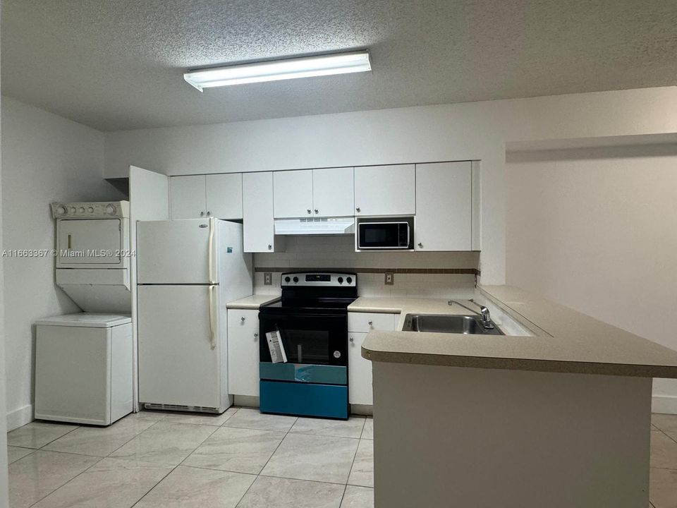 For Rent: $2,400 (2 beds, 1 baths, 740 Square Feet)