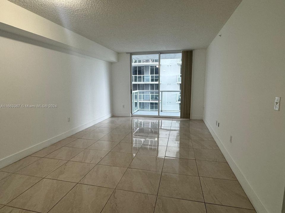 For Rent: $2,400 (2 beds, 1 baths, 740 Square Feet)