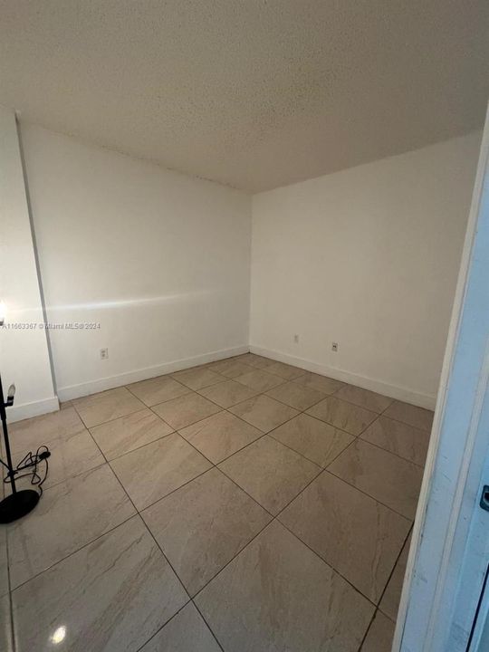 For Rent: $2,400 (2 beds, 1 baths, 740 Square Feet)