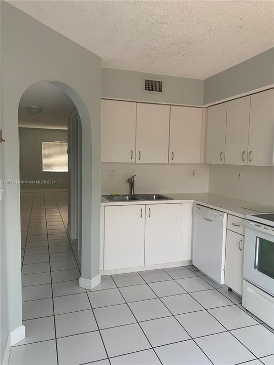 For Rent: $2,250 (2 beds, 2 baths, 900 Square Feet)