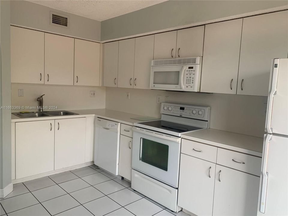 For Rent: $2,250 (2 beds, 2 baths, 900 Square Feet)