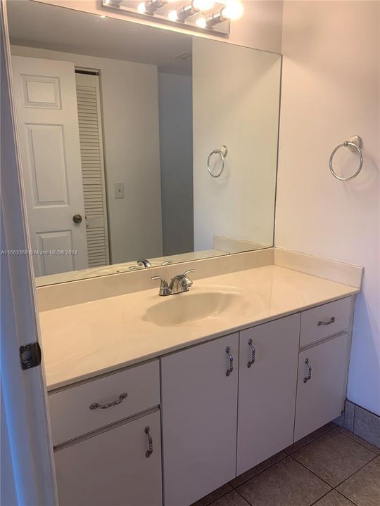 For Rent: $2,250 (2 beds, 2 baths, 900 Square Feet)