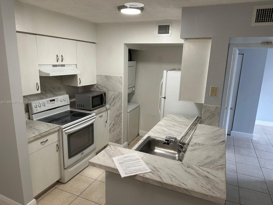 For Sale: $275,000 (2 beds, 2 baths, 877 Square Feet)