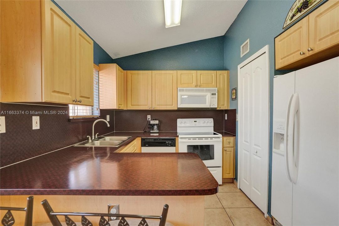 For Sale: $349,000 (2 beds, 2 baths, 1106 Square Feet)