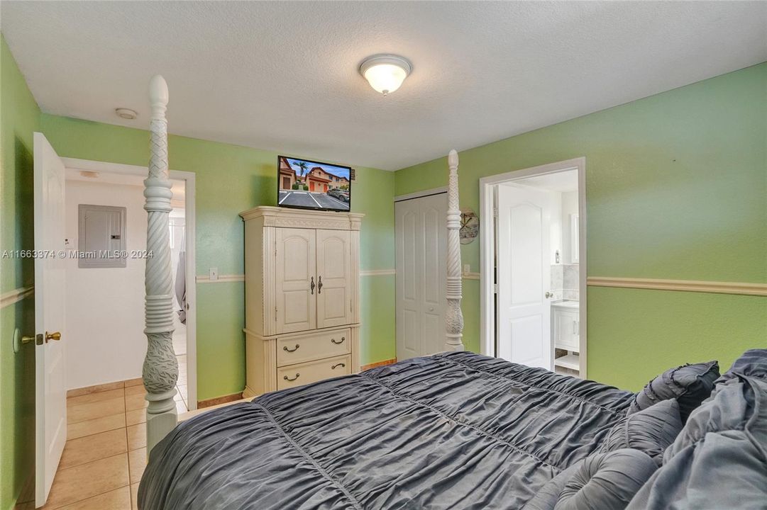 For Sale: $349,000 (2 beds, 2 baths, 1106 Square Feet)